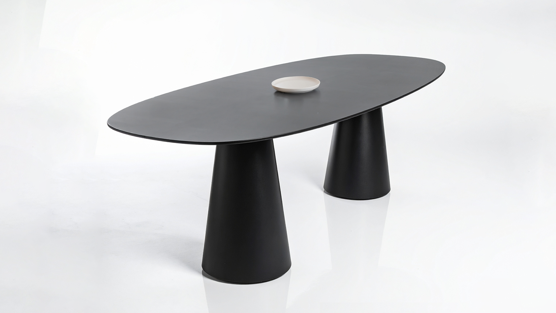 Minimalist dining table CONES|Minimalistische eettafel CONES|Minimalistisch design eettafel | Metalen eettafel | strakke eettafel | Minimalistische Esstische | Esstisch aus Metall | minimal design eettafel | Mesas de comedor minimalistas | Minimalist design dining tables |