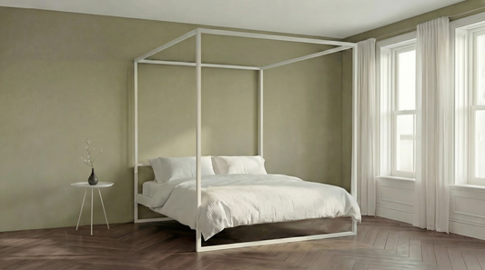 Wit hemelbed in eigentijdse stijl | White metal canopy bed frame with sleek lines, contemporary minimalist design | Minimalistisches Himmelbett aus weißem Metall | Cama con dosel minimalista de acero blanco para dormitorio contemporáneo