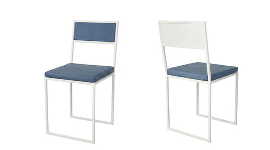 De naadloze metalen stoel is voorzien van vloerglijders en akoestische kurk afwerking aan de onderzijde van de zitting.
