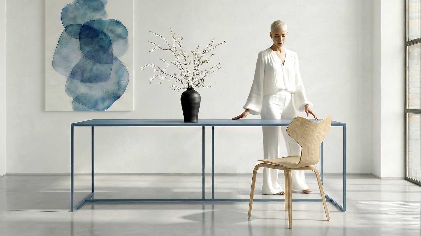 Moderne blauwe metalen eettafel met slank gepoedercoat stalen frame, minimalistisch design voor eigentijds interieur, duurzame metalen constructie met strakke lijnen.| Moderner blauer Metall-Esstisch mit schlankem pulverbeschichtetem Stahlrahmen, minimalistisches Design für moderne Innenräume| Modern blue metal dining table with slim powder-coated steel frame, minimalist design dining table for contemporary interiors, durable metal construction with clean architectural lines. | Mesa de comedor minimalista