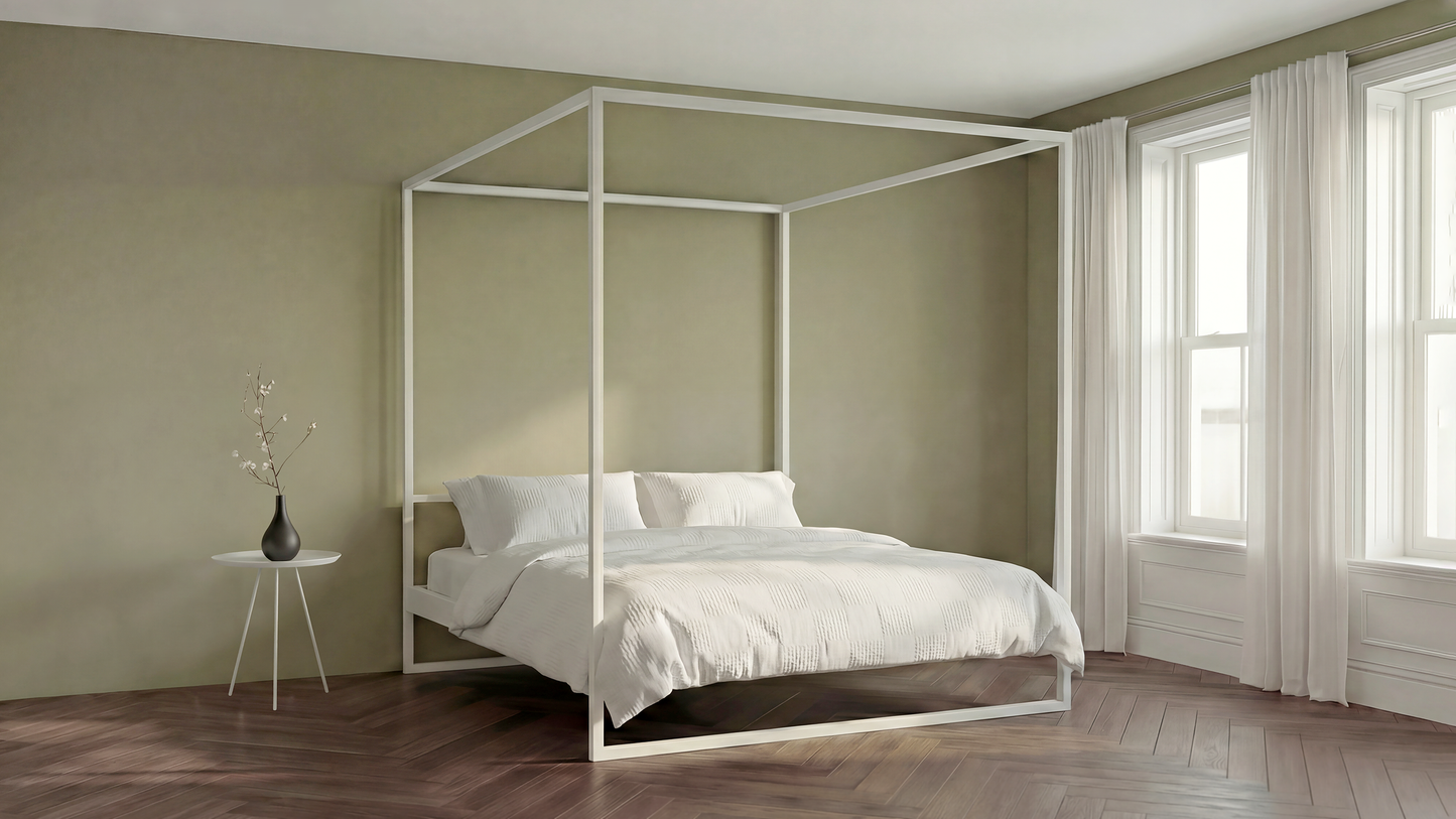 Wit hemelbed in eigentijdse stijl |  White metal canopy bed frame with sleek lines, contemporary minimalist design | Minimalistisches Himmelbett aus weißem Metall | Cama con dosel minimalista de acero blanco para dormitorio contemporáneo