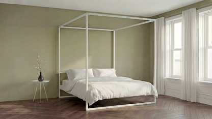 Wit hemelbed in eigentijdse stijl |  White metal canopy bed frame with sleek lines, contemporary minimalist design | Minimalistisches Himmelbett aus weißem Metall | Cama con dosel minimalista de acero blanco para dormitorio contemporáneo