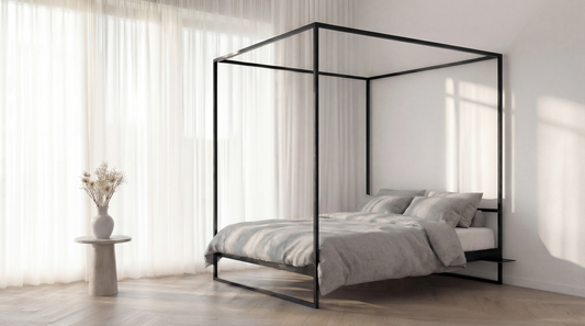 Metalen hemelbed zwart met strak en modern design | Minimalist black metal canopy bed, four-poster steel bed frame | Metall Himmelbett schwarz in modernem minimalistischen Design | Cama con dosel de metal negro para dormitorio minimalista