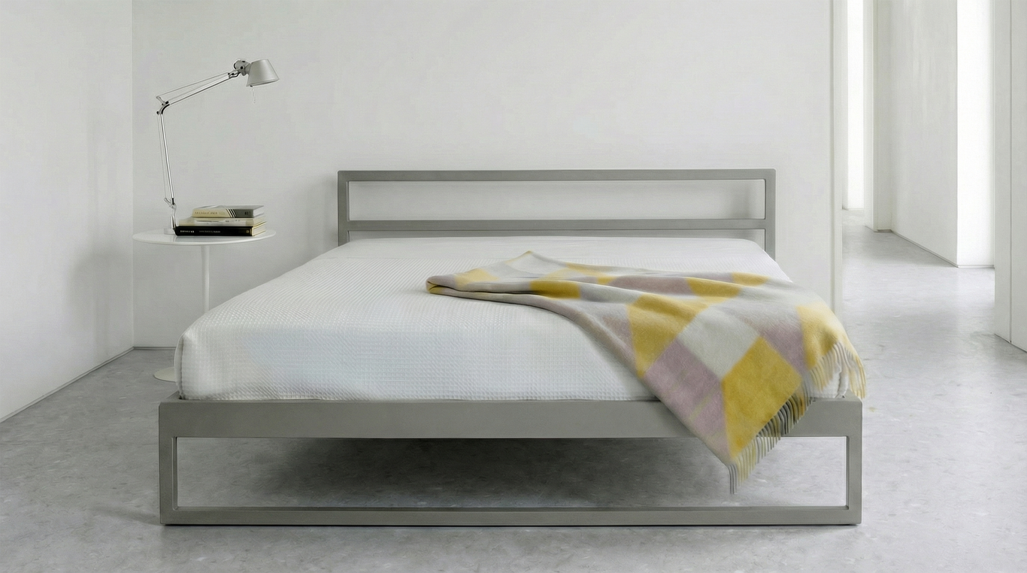 Minimalistisch metalen bed voor moderne slaapkamer |  Minimalist design metal bed in stone grey with clean lines | Design Bett aus Metall im modernen Stil | Cama de metal de diseño elegante y moderno