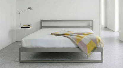 Minimalistisch metalen bed voor moderne slaapkamer |  Minimalist design metal bed in stone grey with clean lines | Design Bett aus Metall im modernen Stil | Cama de metal de diseño elegante y moderno