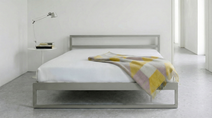Minimalistisch metalen bed voor moderne slaapkamer |  Minimalist design metal bed in stone grey with clean lines | Design Bett aus Metall im modernen Stil | Cama de metal de diseño elegante y moderno