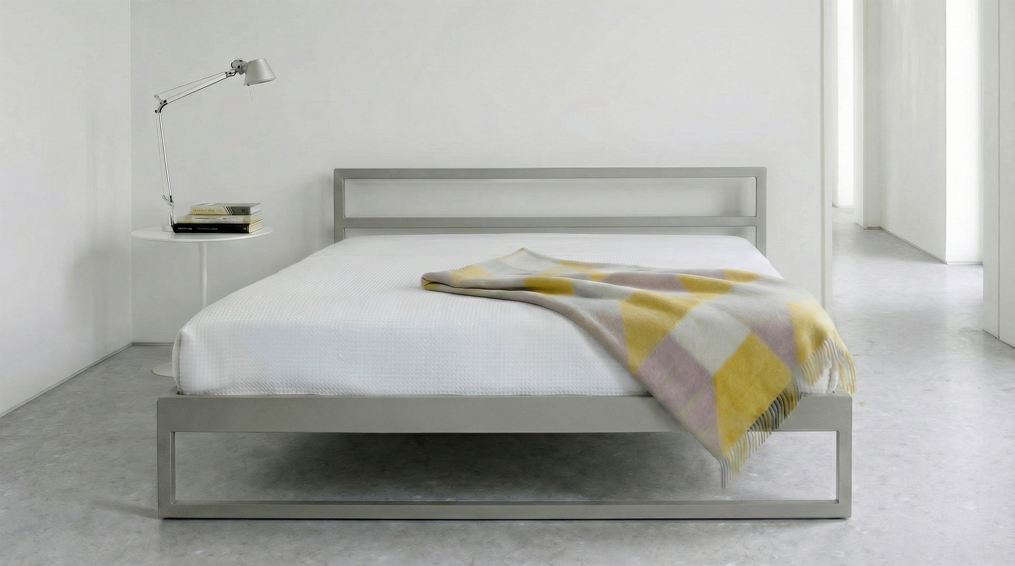 Minimalistisch metalen bed voor moderne slaapkamer |  Minimalist design metal bed in stone grey with clean lines | Design Bett aus Metall im modernen Stil | Cama de metal de diseño elegante y moderno