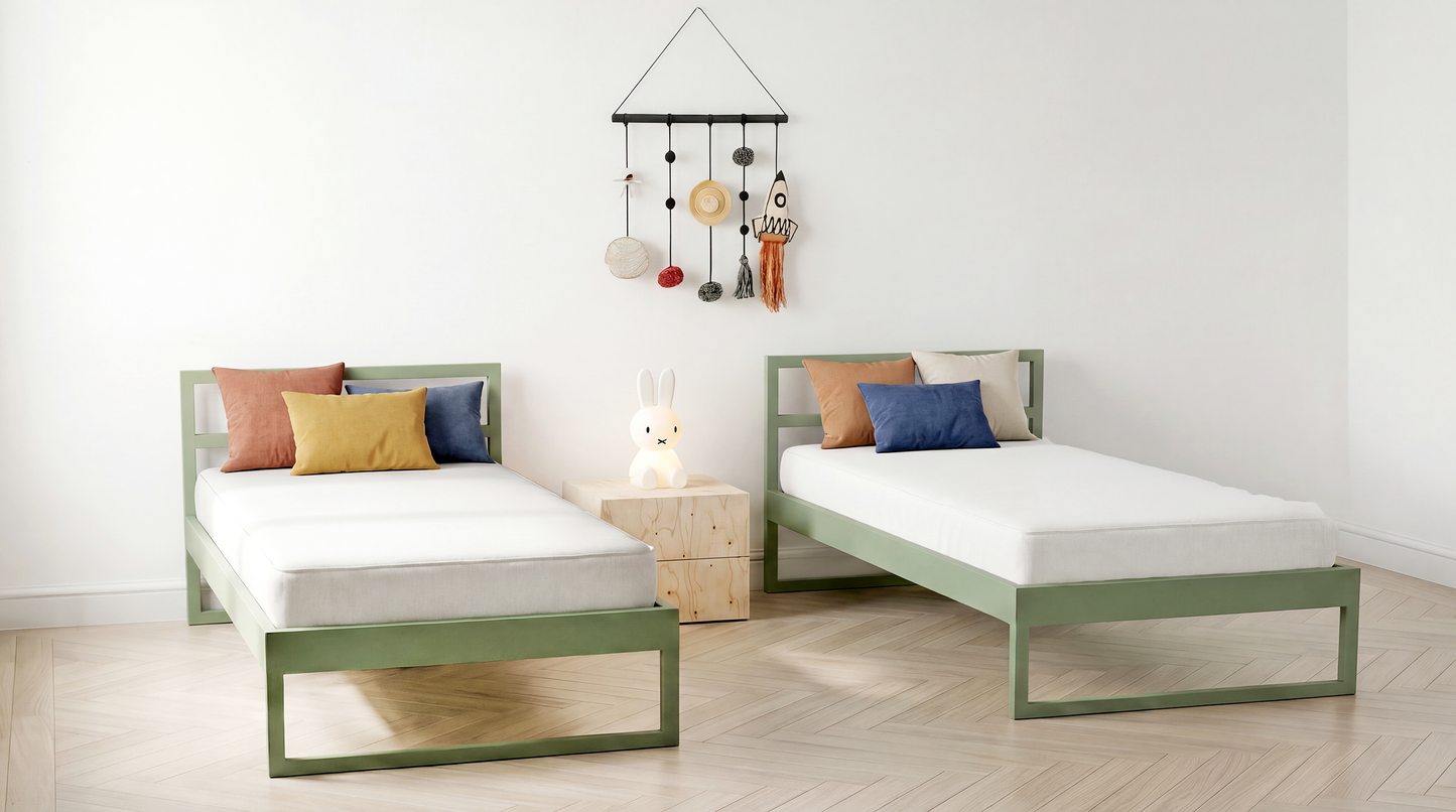 Minimalistisch metalen bed voor moderne kinderkamer |  Minimalist design metal bed in pale green with clean lines | Design Bett aus Metall im modernen Stil | Cama de metal de diseño elegante y moderno