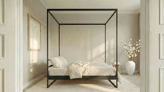 Black metal canopy bed in minimalist design with clean frame and neutral bedding| Zwart hemelbed met minimalistisch design en strak bedframe| Schwarzes Metall Himmelbett im minimalistischen Design mit klaren Linien| Cama con dosel de metal negro de diseño minimalista y líneas limpias