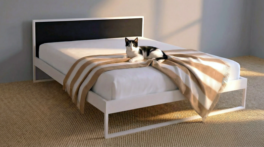 Modern metalen bed met minimalistisch design en strak frame | Minimalist design bed in metal with contemporary headboard | Modernes weißes Metallbett mit geradlinigem Design | Cama de diseño en metal estilo contemporáneo