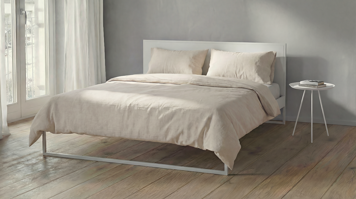 Modern metalen bed met minimalistisch design en strak frame | Minimalist design bed in metal with contemporary headboard | Modernes weißes Metallbett mit geradlinigem Design | Cama de diseño en metal estilo contemporáneo