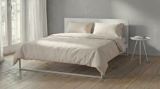 Modern metalen bed met minimalistisch design en strak frame | Minimalist design bed in metal with contemporary headboard | Modernes weißes Metallbett mit geradlinigem Design | Cama de diseño en metal estilo contemporáneo