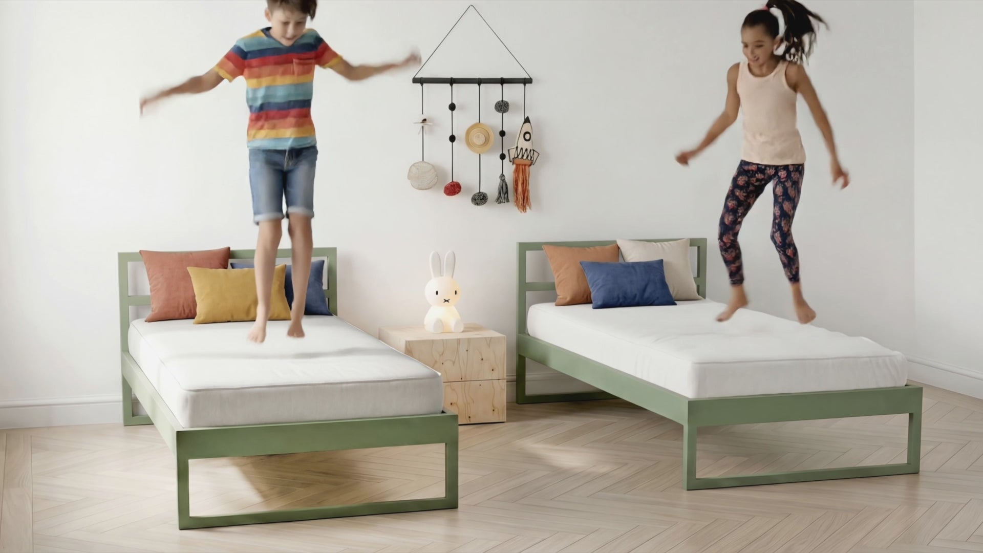 Minimalistisch metalen bed voor moderne kinderkamer |  Minimalist design metal bed in pale green with clean lines | Design Bett aus Metall im modernen Stil | Cama de metal de diseño elegante y moderno