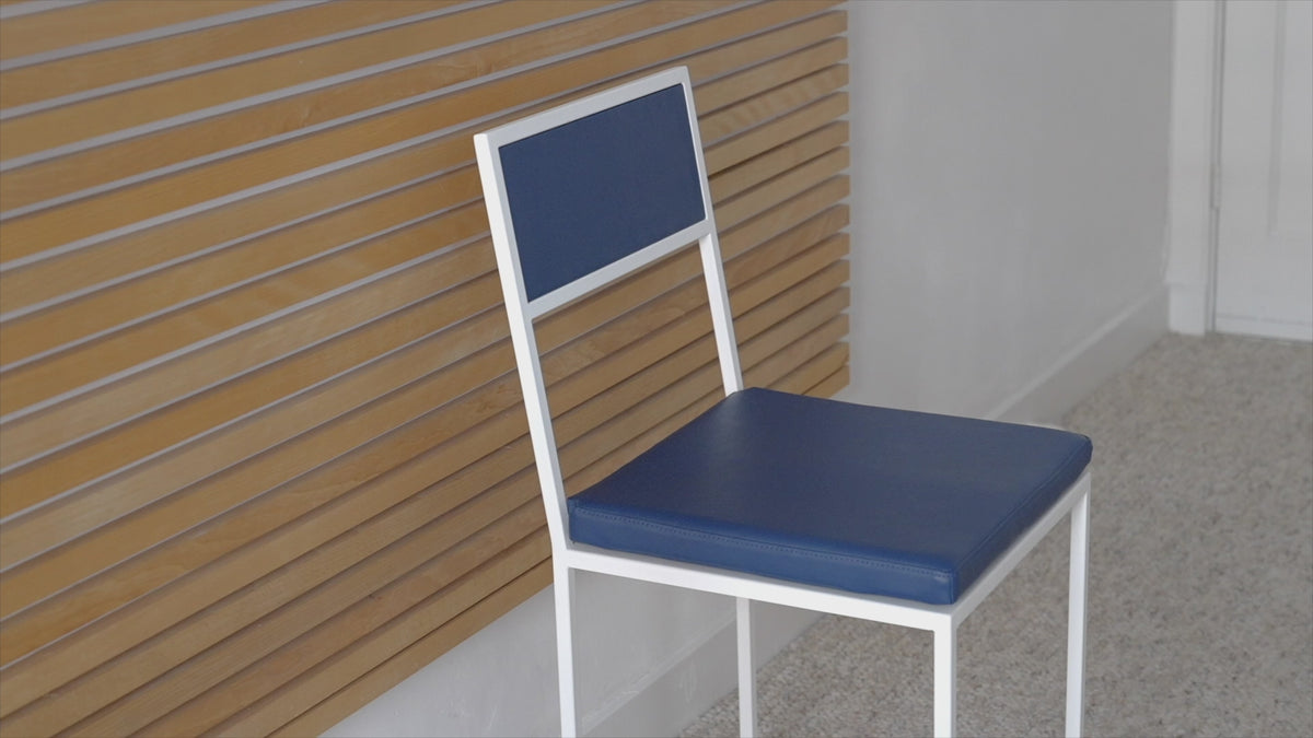 Silla de comedor metálica minimalista BELU – diseño elegante y confortable
